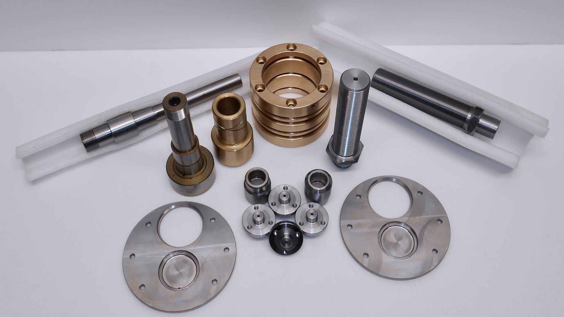 Componenti metallici lucidi e robusti, intricati e precisi, evocano ingegneria e innovazione.