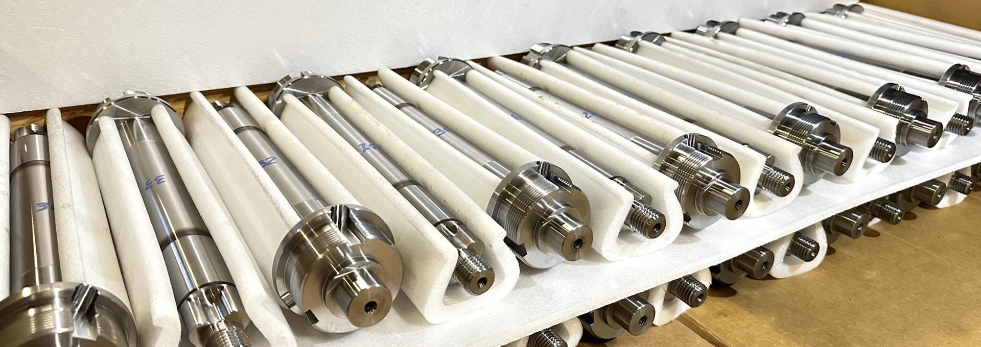 Componenti metallici lucidi e precisi, evocano ingegneria e perfezione meccanica.