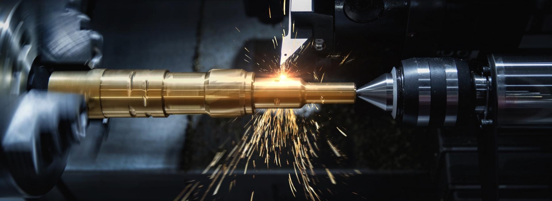 Tornio lavorando metallo, scintille volano, energia e precisione in un'atmosfera industriale.