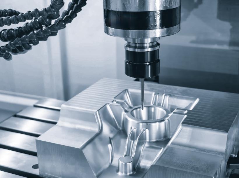 Fresatrice CNC lucida scolpisce metallo, precisione e potenza in movimento.