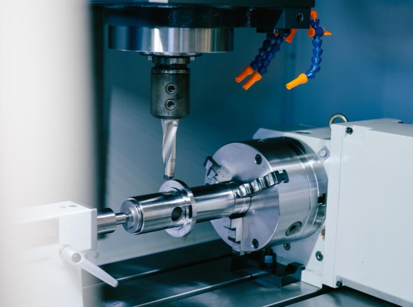 Macchinario CNC lucido e preciso, lavorando metallo con ingegneria avanzata e precisione tecnologica.