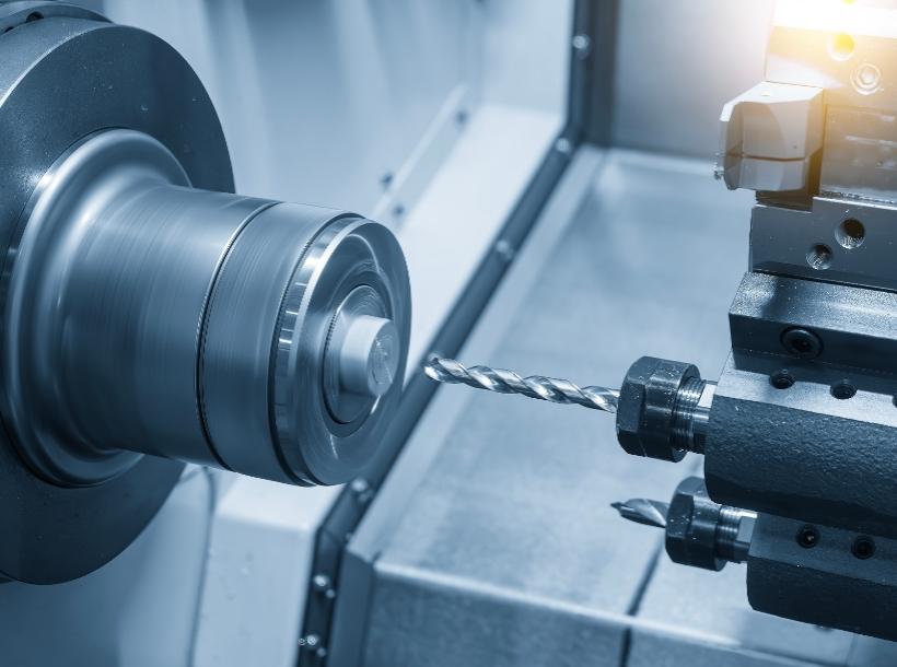Macchinario di precisione in azione, trasmette potenza e tecnologia avanzata nella lavorazione dei metalli.
